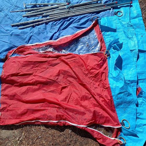 Toile De Tente Rouge Et Bleue Pour Protger Du Matriel, Du Bois, ...
