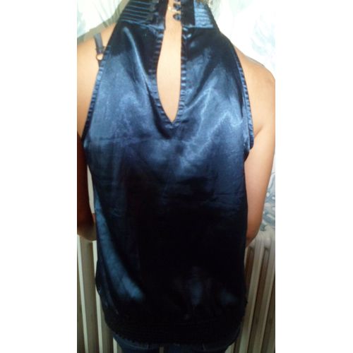 Top Satin Bleu Nuit Pimkie. Taille 38. Taille lastique  L'arrire. Composition : Pas D'tiquette. Longueur Totale : 66 Cm Environ,  Partir Du Col. Remarque : Les Boucles D'oreilles Sont galement