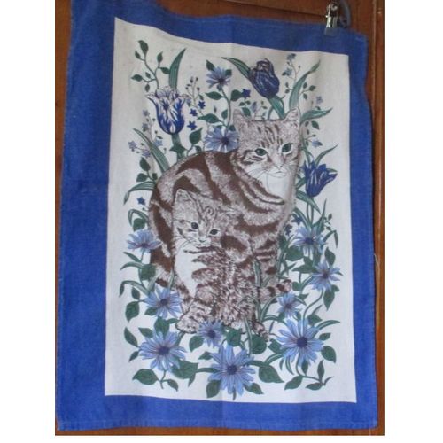 Torchon Dcoratif En Coton Reprsentant Une Chatte Tigre Et Son Chaton Dans Un Dcor De Fleurs Bleues-Large Contour Bleu-50x66cm Environ