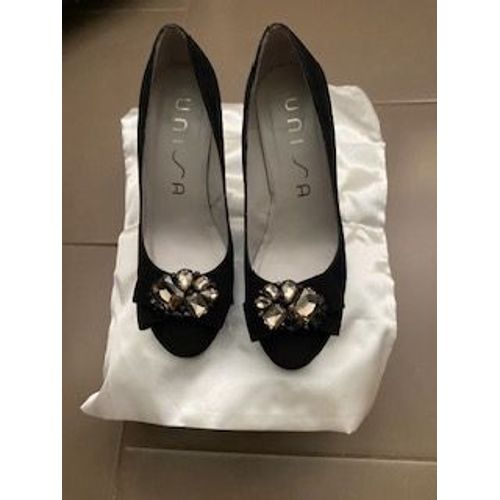 Trs Belle Paire De Chaussures En Daim Noir Avec Strass, Pointure 39 De La Marque Unisa. Talon Trs Fin D'une Hauteur De 9cm.