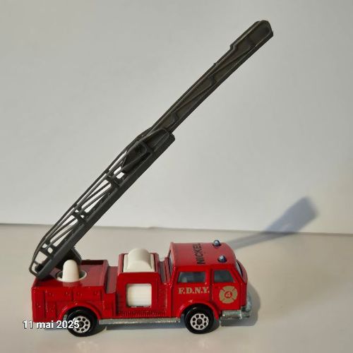 Un camion de pompier miniature avec le logo des pompiers de New York F.D.N.Y. et nickel