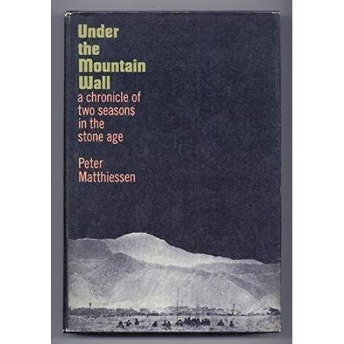 Under The Mountain Wall: A Chronicle Of Two Seasons In Stone Age New Guinea   de Peter Matthiessen  Format Broch 