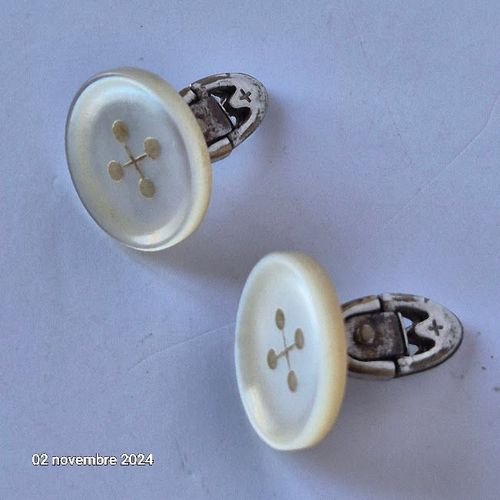Une Paire De Boutons Blancs Anciens Tailleur Transform En Bouton De Manchette