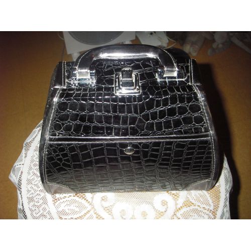 Vanity Valise Map En Simili Cuir Gaufr Noir ,Un Miroir ,Un Filet De Maintien Intrieur ,Doublure En Velours Blanc ,Une Pochette Pressionne Extrieure ,Fermeture Crochet ,Une Poigne De Transport ,