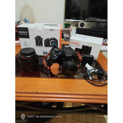 Vend superbe appareil photo Sony avec sacoche et cartons d'emballage ainsi qu'un objectif, trs peut servi