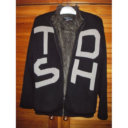 Veste Teddy Smith En Coton Entirement Double Fourrure 100% Polyester ,De Couleur Noire ,Fantaisie Grosses Lettres Tdsh  L'avant .