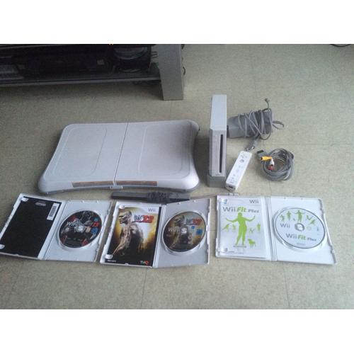 Wii + 1 Manette + Wii Board + 3 Jeux (Wii Fit Plus , Wwe 12 , Wwe 13)