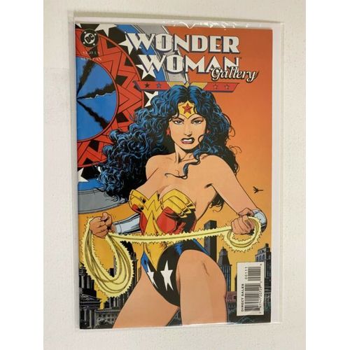 Wonder Woman Gallery ( V.O. 1996 ) ** Alex Toth, George Perez, Terry Moore, Stuart Immonen, Mike Wieringo, Tommy Lee Edwards, Jose Luis Garcia-Lopez...   de Jill Thompson, John Byrne, Aaron Lopresti, Sergio Aragones...  Format Broch 