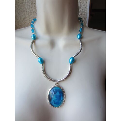 Collier Avec Cabochon Bleu Et Argenté En Verre