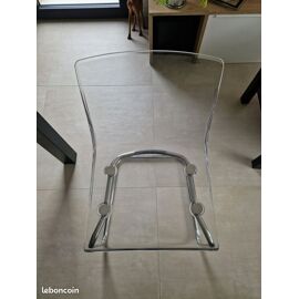 Table de séjour contemporaine en verre noir.