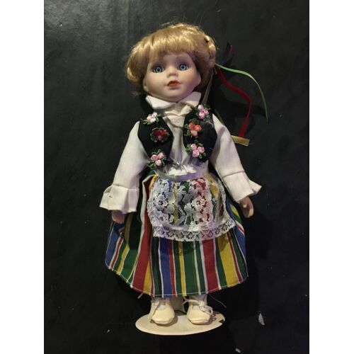 Poupée En Porcelaine Tenue Traditionnelle C.P International 28 Cm Avec Socle En Métal