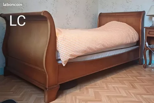 Lit Simple En Bois Vintage