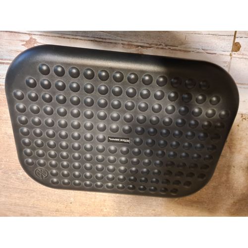 Un Repose Pied Avec Socle Coulissant Pour Réglage Position