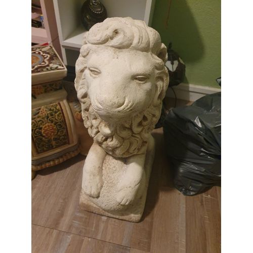 Lion pierre