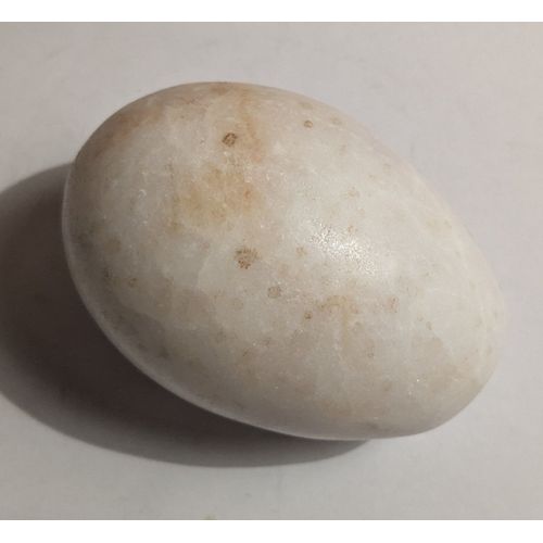 Oeuf en marbre blanc