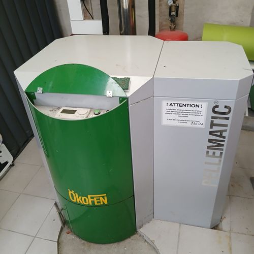 Chaudière OKOFEN 12 KW radiateur couplé à un ballon électrique servi cinq hivers. Mise en route Mai 2011 avec réservoir à pellet de 3T200 et fumisterie. A enlever sur place. Faire offre raisonnable