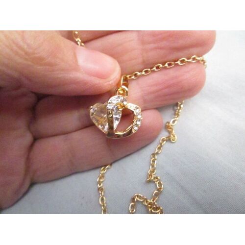 Pendentif Doré En Forme De Coeur, Avec Un Cristal Légèrement Ambré Et Des Petits Strass