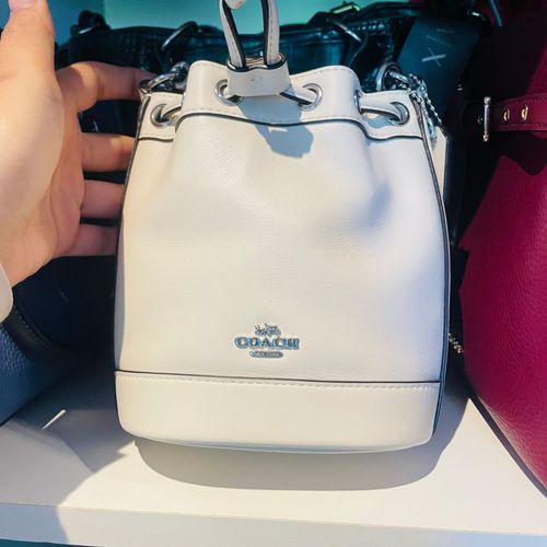 Coach mini sac sceau en cuir lisse Neuf blanc crème. Dimensions : 14*9*16.5 cm.