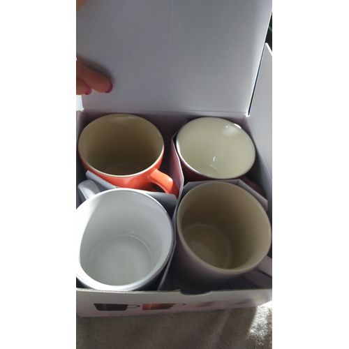 4 Tasses A Cafe, Neuves, Dans Son Carton D'emballage. Marque Le Creuset. Jamais Utilisees