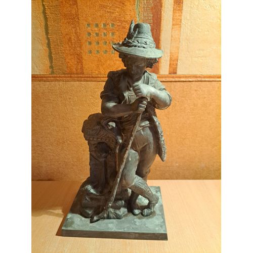 Statuette en fer personnage accoudé à une fontaine