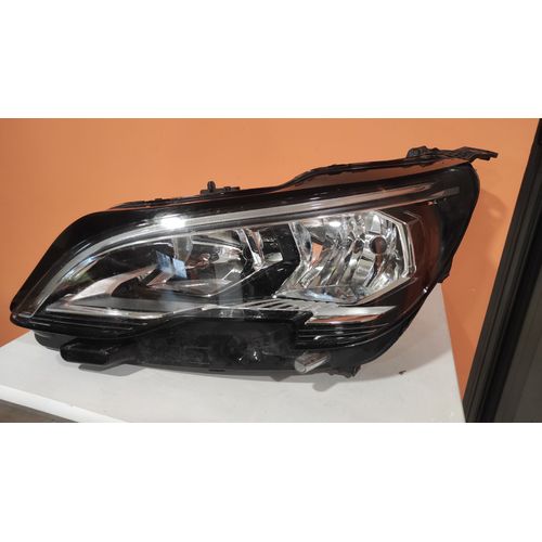 Phare Avant Gauche Noir Peugeot 5008 Réf : 9810478180