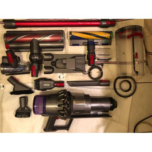 ASPIRATEUR BALAI DYSON V11 OUTSIZE ABSOLUTE.Livré dans emballage neutre.Brosse motorisée extra large,brosse laser,brosse autodemelante,support de charge , chargeur,tube , accessoires 2 en 1.Batterie .