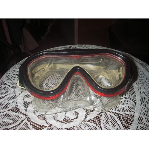 Masque De Plongée Vue Panoramique Adulte ,Sangle Réglable ,De Couleur Transparent ,,Noir Et Rouge ,Contour Et Jupe De Masque En Silicon Hypoallergénique .
