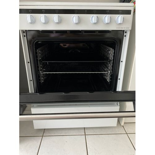 Cuisinière avec plaques à induction et four intégré
