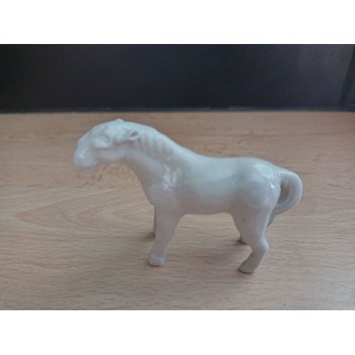 Petit Cheval Blanc En Porcelaine