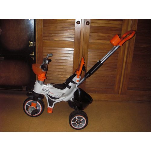 Tricycle Injusa Body Max Évolutif Enfant, Cadre Rigide, Coloris Orange Et Noir, Roue Libre, Repose Pieds Pliable, Porte Bouteille, Panier Plastique À L'arrière, Canne Directionnelle Réglable.
