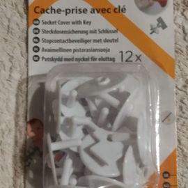 Un Paquet Non Ouvert De Cache-Prise Avec Clé