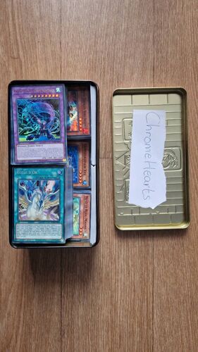 Tin-Box (Yugioh!) 100 Cartes Minimum. Contenu Aléatoire Avec Des Cartes Communes Et Brillantes.