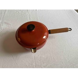 Casserole Avec Couvercle En Fonte Émaillée Rouge Le Creuset Diamètre 20 Cm.