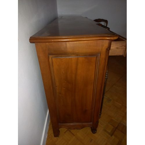 Très Beau Bahut En Merisier Massif Ciré. 4 Tiroirs Tenon-Mortaise Et 4 Placards Avec Étagères Avec Clé. En Excellent État. Prendre Livraison Sur Place.