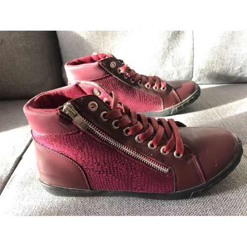 Sneakers Femme De Taille 37 Jamais Portés Comme Neufs. Légèrement Pailletés Sur Les Côtés; Très Joli Rendu . Zip Et Lacets Bordeaux