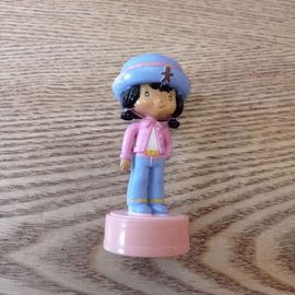 Figurine Charlotte Aux Fraises Sur Socle   