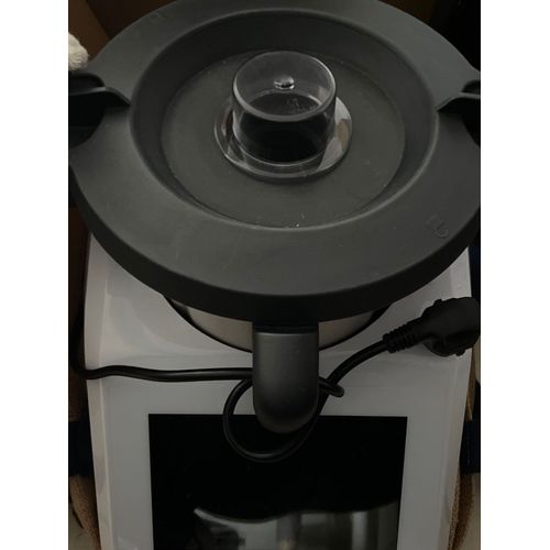 Je vend un robot cuisine en très très bonne état servi 4fois je l ai acheter l année dernière 