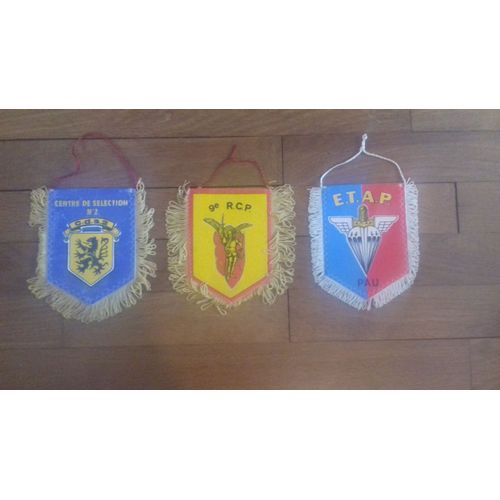 Trois Fanions Militaires