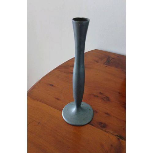 Petit vase modèle déposé étain 17/6cm (base), 1 fleur.