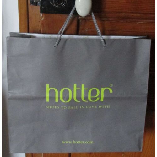 Sac papier publicitaire Hotter-gris vert-2 anses de portage-40x35x14cm-100% recyclable et utilement réutilisable-vient d'un magasin de chaussures d'Angleterre-avec mention shoes to fall in love with