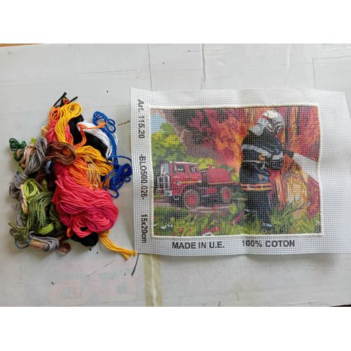 Canevas Pompier Éteignant Un Feu 15 Cm X 20 Cm