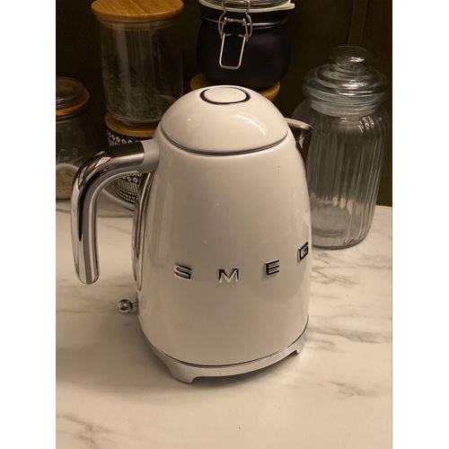 Je Vends Une Bouilloire Smeg Blanche En Parfait État (Neuve) Capacité 1.7l