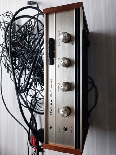 Ampli Rotel Vintage. Je Ne Sais S'il Fonctionne. Pour Collectionneur Bricoleur.