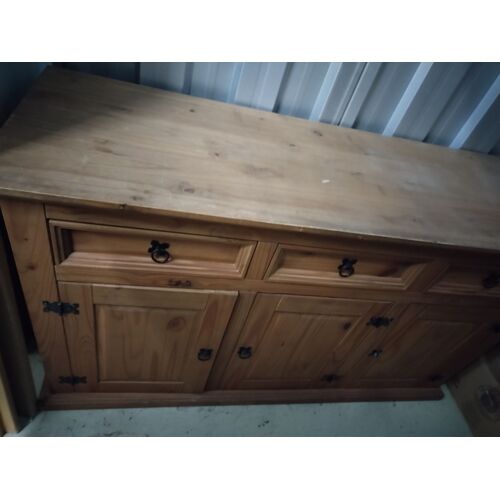 Buffet en bois - 3 portes avec tiroirs - Intérieur : 2 niveaux de rangement. A récupérer à Argenteuil