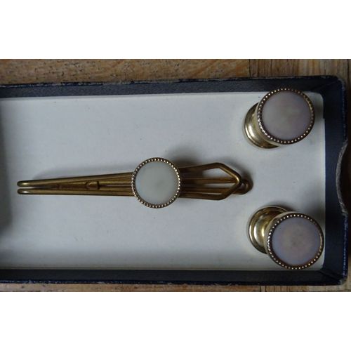 Paire De Boutons De Manchettes Et Pince À Cravate Dorée Avec Bouton Nacré Assortie