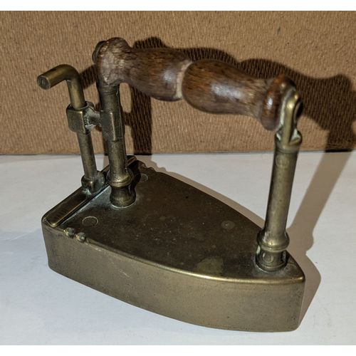 Ancien petit fer à repasser en laiton avec son lingot