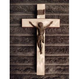 petit crucifix, croix en bois recouverte d'un plaquage en simili nacre blanche Jésus Christ en métal coloris bronze foncé plaque INRI Anneau de fixation au dos de la croix Dimension : 15 cm x 7.7 cms