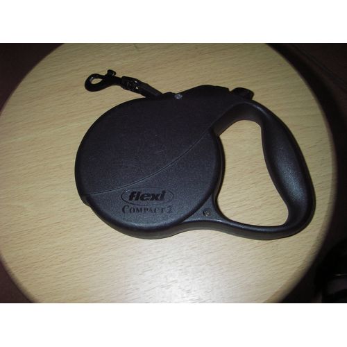 Laisse Flexi Compact 2,Longueur Ruban 5 Mètres, Largeur Ruban 1 Cm, Attache Mousqueton, Coloris Noir, Système De Blocage Laisse, Matière Plastique Résistant, Longueur Poignée 16 Cm, Largeur 11, 5 Cm.