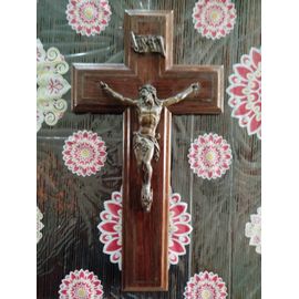Ancien Crucifix Croix En Bois Biseautée Avec Marquetrie Jésus Christ En Métal, Coloris Bronze Plaque Inri Anneau De Fixation Au Dos De La Croix Dimension : 34.8 Cm X 18.6 Cms Poids : 422 Grammes