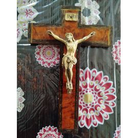 Bel Et Ancien Crucifix , Croix En Bois Marquetée, Style Merisier , Jésus Christ En Métal Doré , Plaque Inri, Anneau De Fixation Au Dos De La Croix, Dimension : 25 Cms X 16.5 Cms. Poids : 196 Grammes